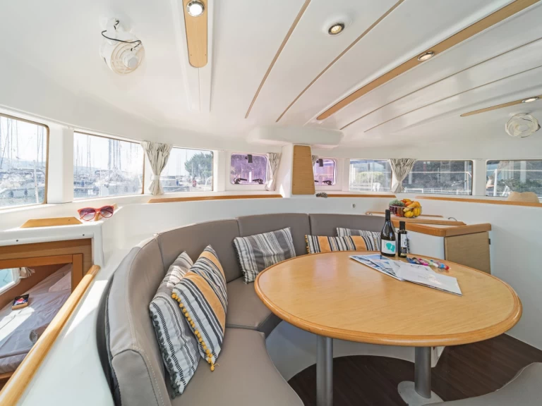 Lagoon Lagoon 380 między profesjonalistami a osobami prywatnymi w Kavála