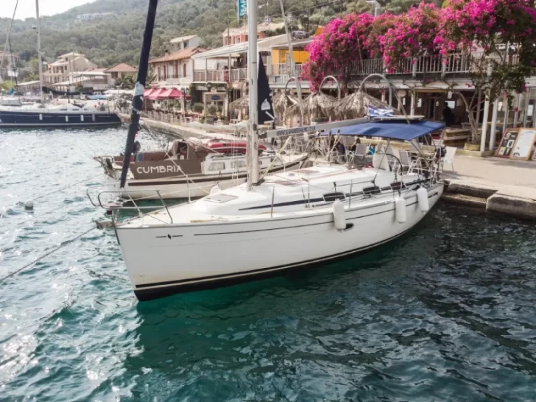 Bavaria Bavaria 33 Cruiser między profesjonalistami a osobami prywatnymi w Nikiána