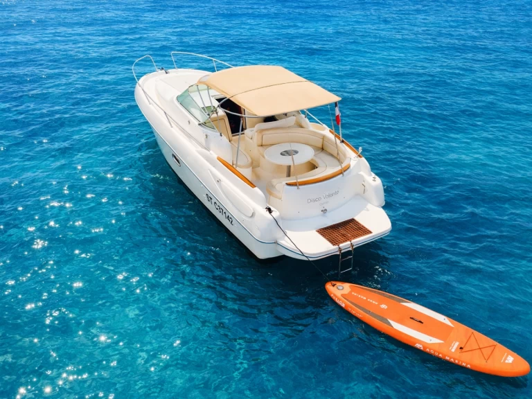 Jeanneau Leader 805 między profesjonalistami a osobami prywatnymi w Cannes