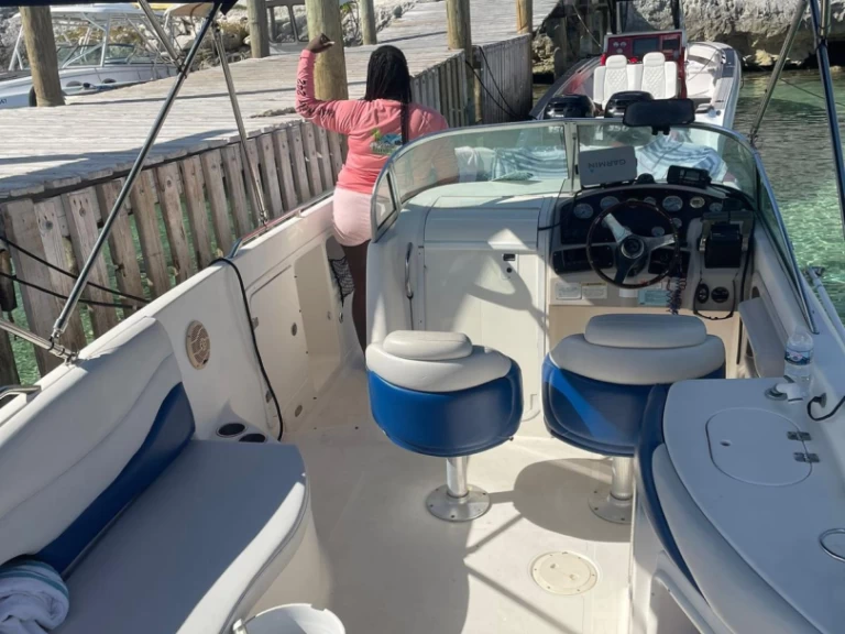 Hurricane deck boat  260 między profesjonalistami a osobami prywatnymi w Nassau