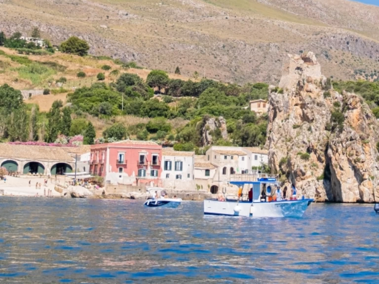 Gozzo Siciliano między profesjonalistami a osobami prywatnymi w Castellammare del Golfo