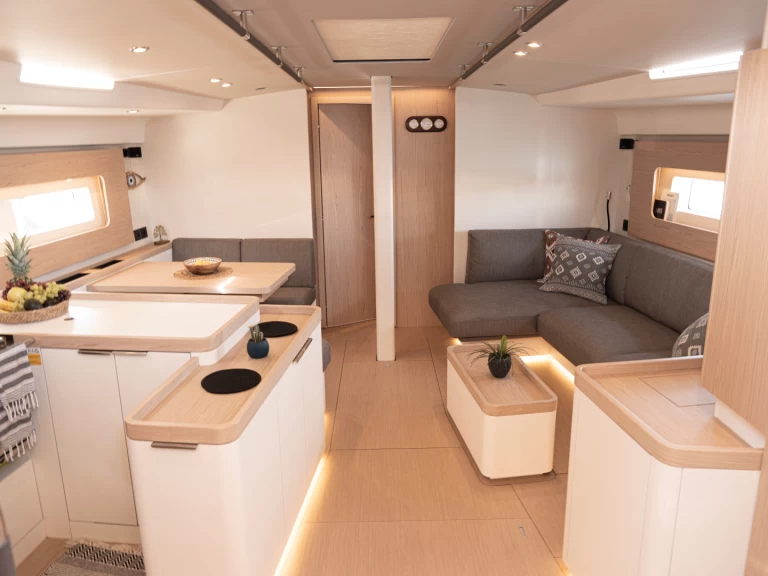 Bénéteau First Yacht 53 między profesjonalistami a osobami prywatnymi w Lavrio