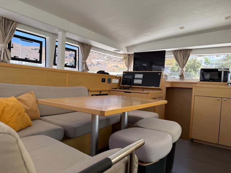 Wynajmij Katamaran z lub bez skippera Lagoon w Alimos