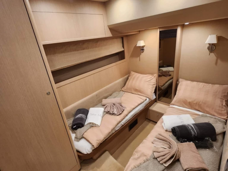 Princess Princess 62 między profesjonalistami a osobami prywatnymi w Podstrana