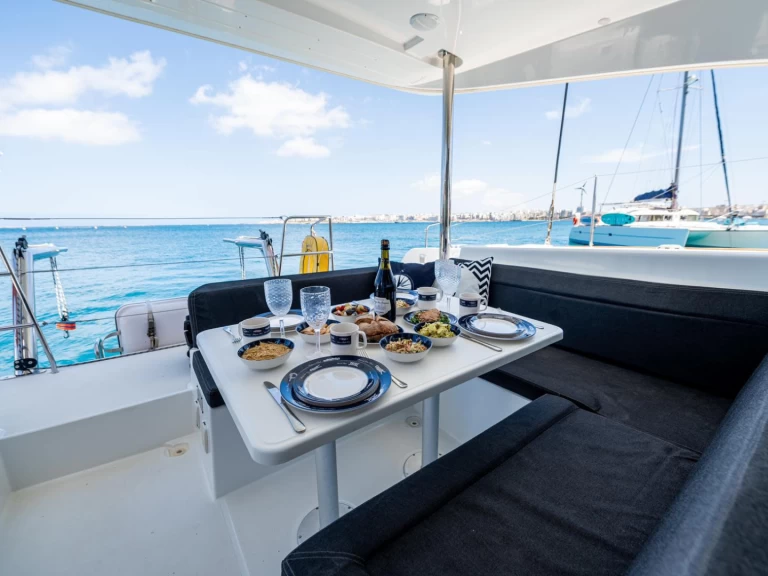 Wynajmij Katamaran z lub bez skippera Lagoon w Ta' Xbiex