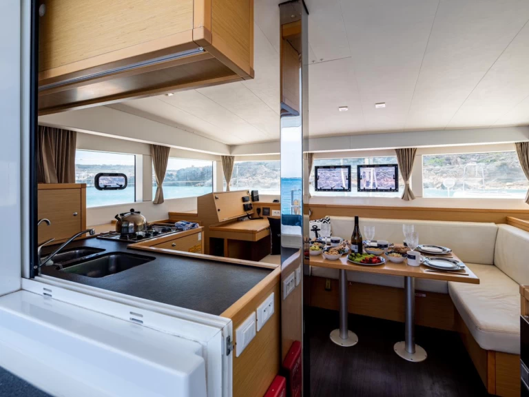 Wynajem Katamaran Lagoon z patentem 