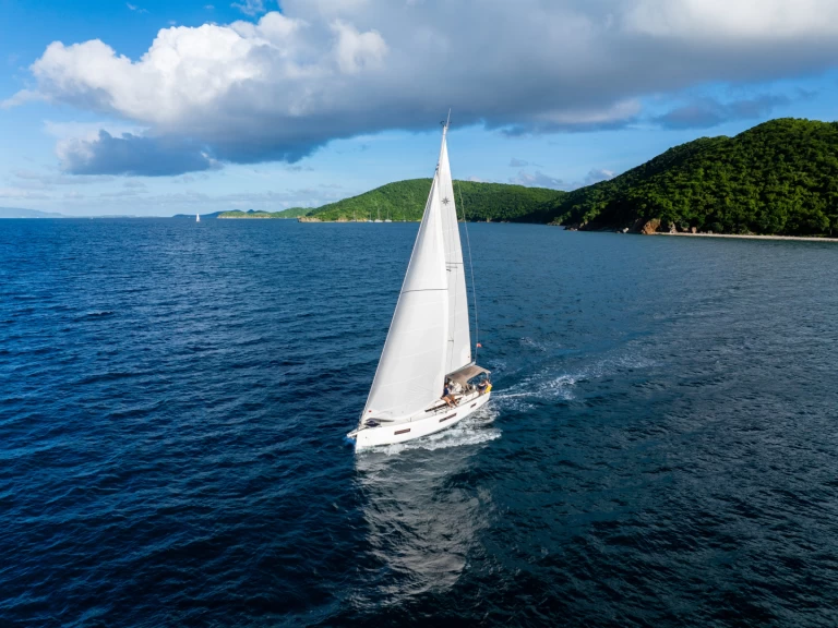 Jeanneau Sun Odyssey 440 między profesjonalistami a osobami prywatnymi w Road Town