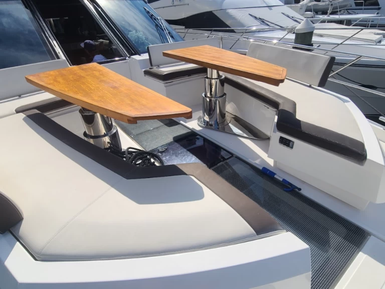 Wynajmij Luksusowy jacht z lub bez skippera Galeon w Miami Beach