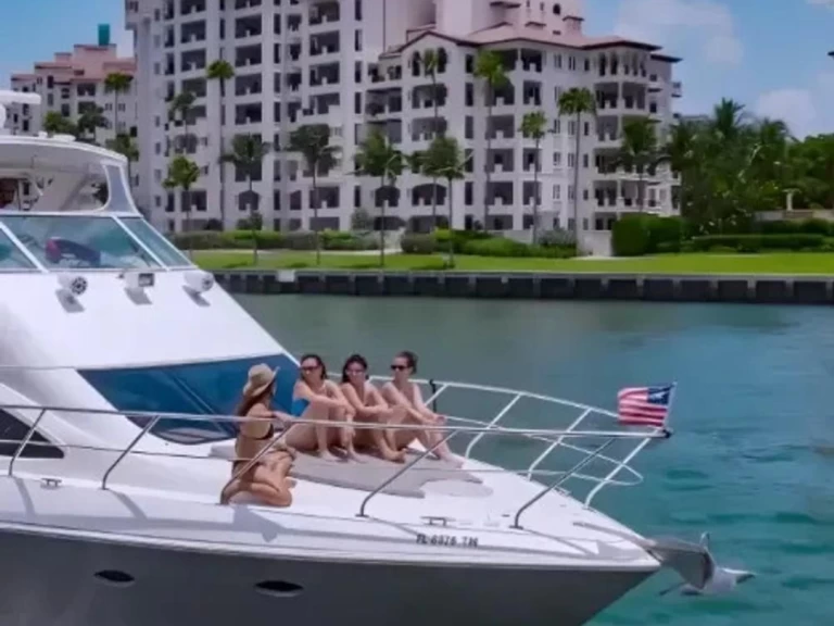 Wynajem Luksusowy jacht Cruisers z patentem 