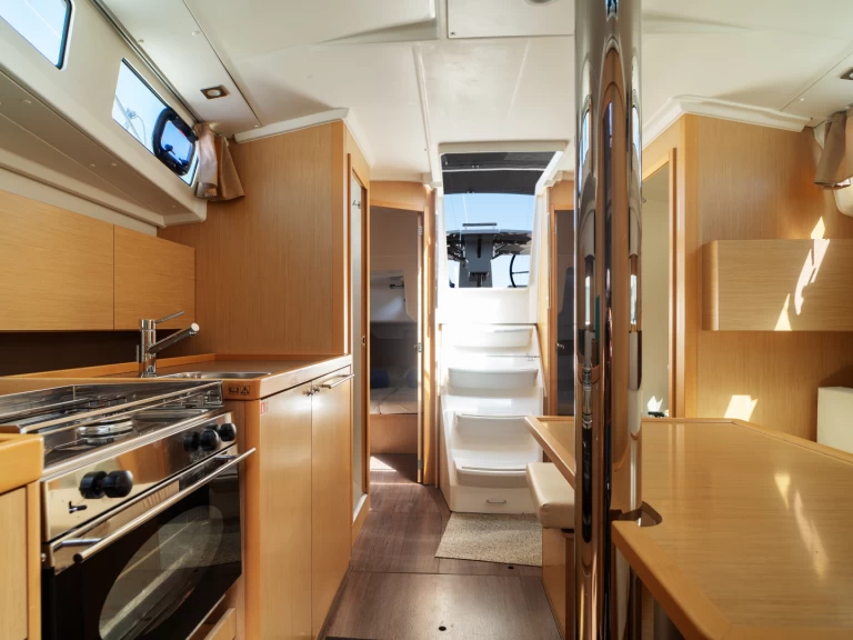 Wynajem Żaglowiec Bénéteau z patentem 