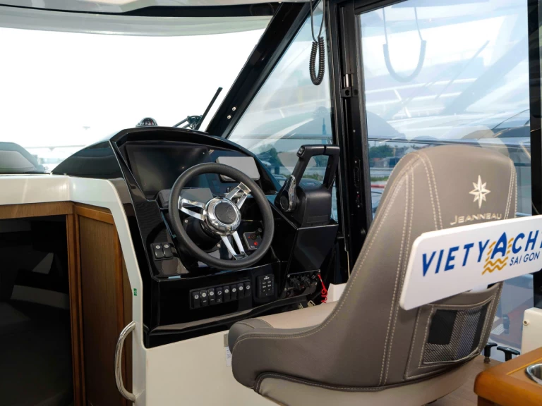 Wynajem Motorówka w Phường Hiệp Bình Chánh - Jeanneau Merry Fisher 895