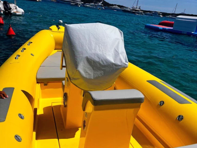 Łódż półsztywna do wynajmu w Arzachena w najlepszej cenie