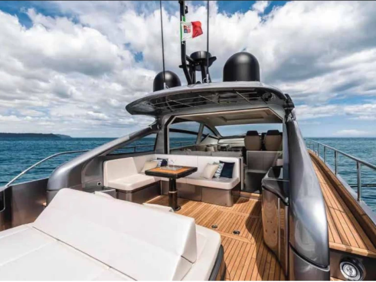 Wynajem Motorówka Pershing z patentem 