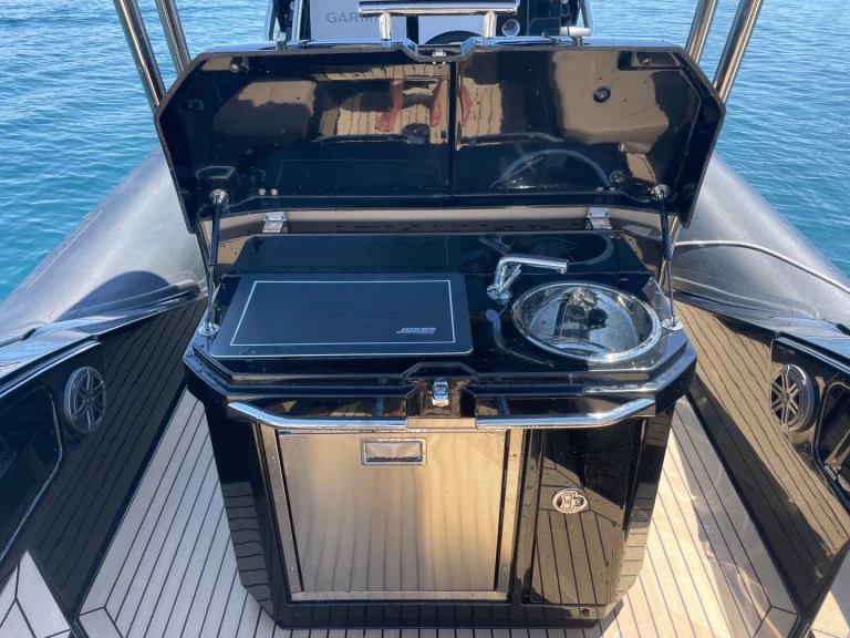 Joker Boat Clubman 30 między profesjonalistami a osobami prywatnymi w Cavalaire-sur-Mer