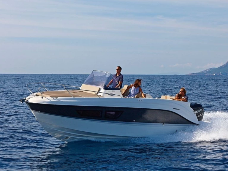 Quicksilver QUICKSILVER ACTIV 805 SUNDECK między profesjonalistami a osobami prywatnymi w Cavalaire-sur-Mer