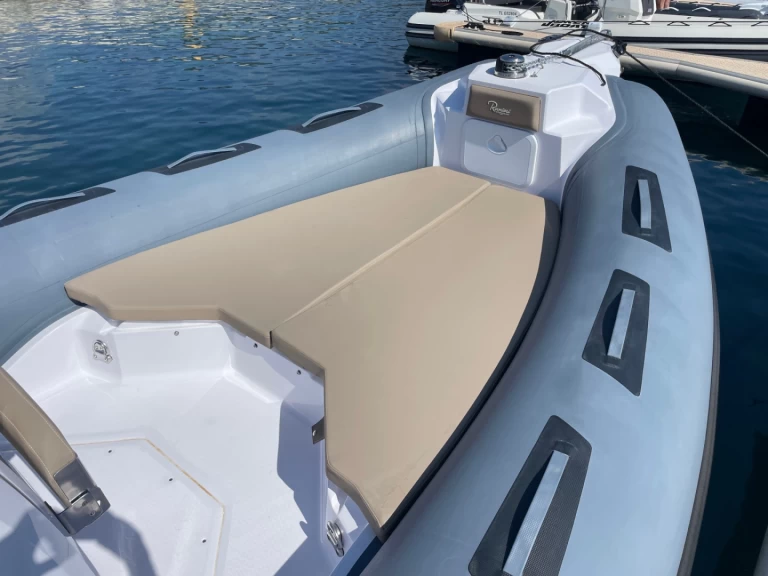 Ranieri Cayman 26 Sport Touring między profesjonalistami a osobami prywatnymi w Cavalaire-sur-Mer