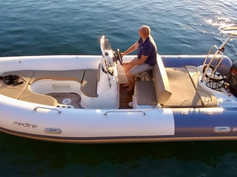 Wynajem Łódż półsztywna w Combrit - Zodiac Medline 650