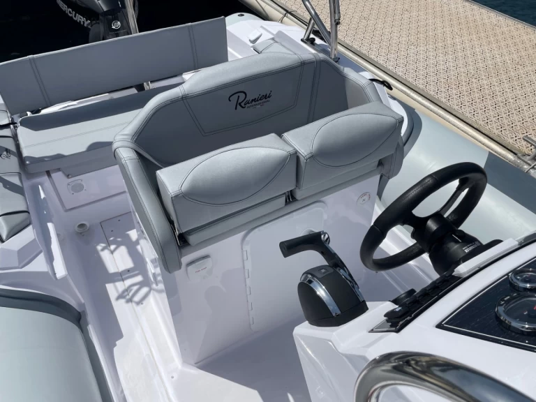 Łódż półsztywna do wynajmu w Cavalaire-sur-Mer w najlepszej cenie