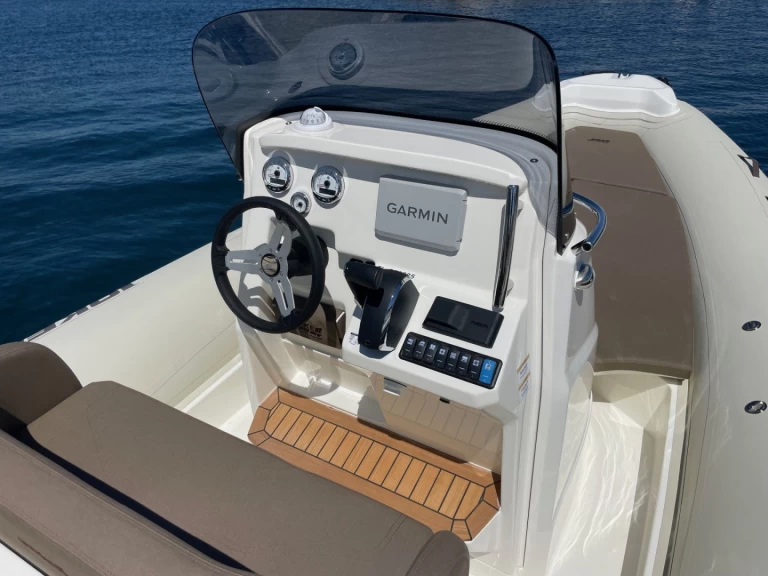 Joker Boat Clubman 24 między profesjonalistami a osobami prywatnymi w Cavalaire-sur-Mer