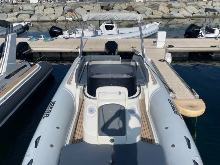 Joker Boat Clubman 24 między profesjonalistami a osobami prywatnymi w Cavalaire-sur-Mer