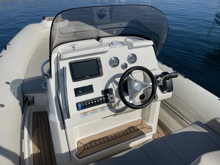 Łódż półsztywna do wynajmu w Cavalaire-sur-Mer w najlepszej cenie