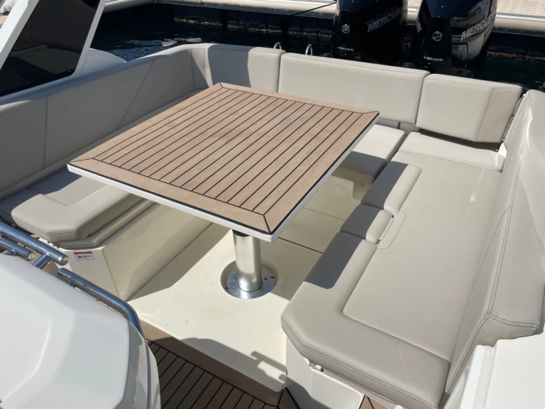 Łódż półsztywna do wynajmu w Cavalaire-sur-Mer w najlepszej cenie