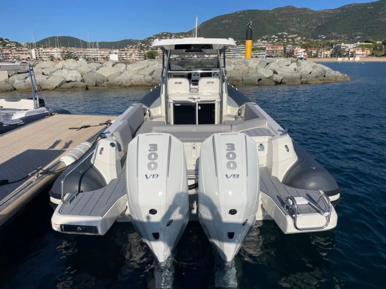 Joker Boat clubman 35 między profesjonalistami a osobami prywatnymi w Cavalaire-sur-Mer