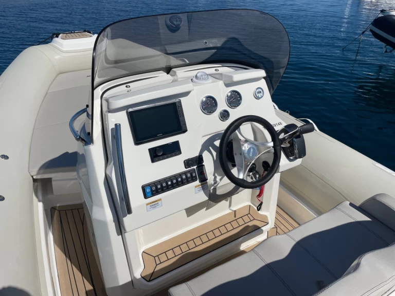 Wynajem Łódż półsztywna Joker Boat z patentem 