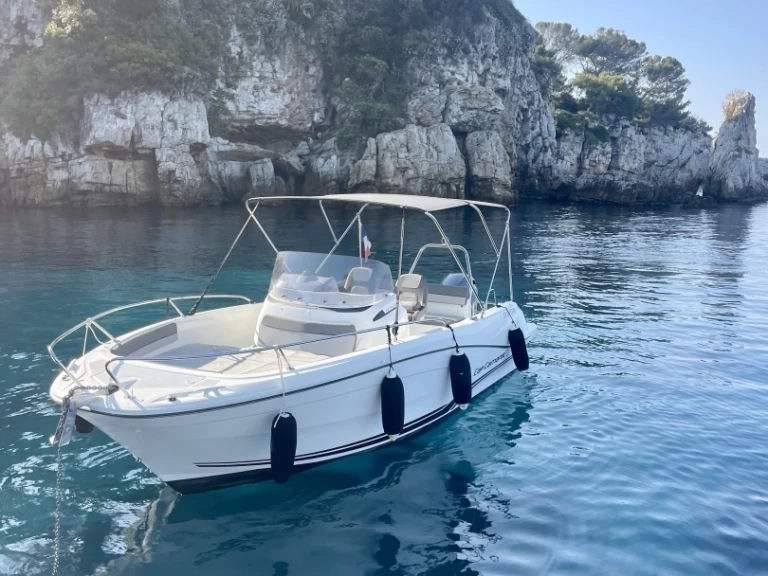 Wynajem łodzi Jeanneau Cap Camarat 6.5 CC Serie 3 w Antibes na SamBoat 