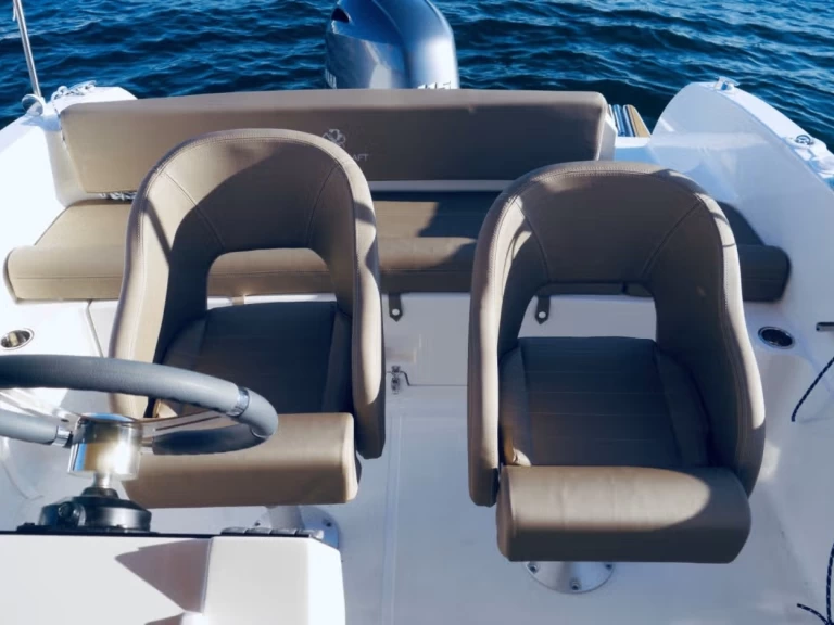 Wynajem łodzi Combrit tanio Pacific Craft 670 Open