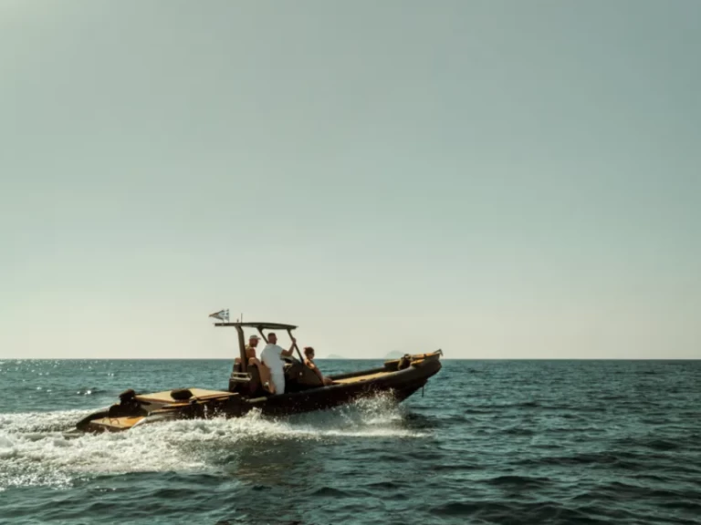 Łódż półsztywna do wynajmu w Vlychada w najlepszej cenie