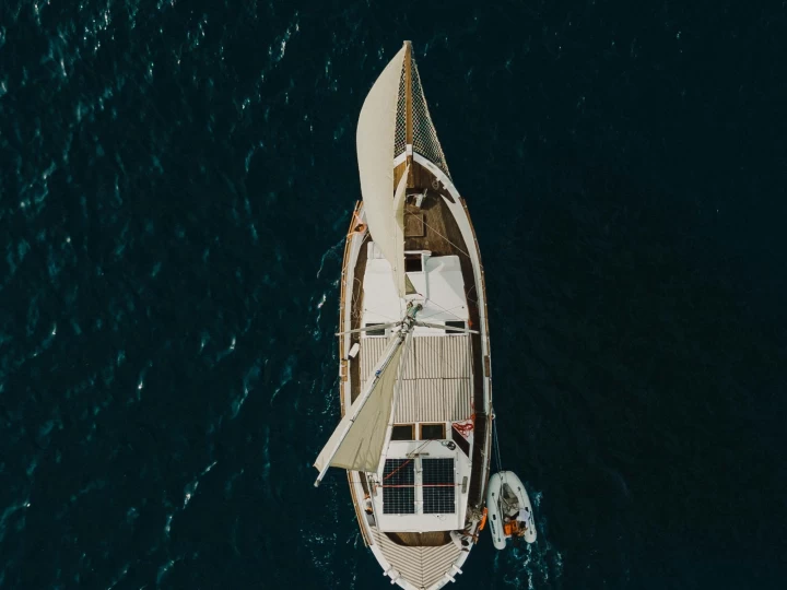 Wynajmij Custom trehandiri w Vlychada