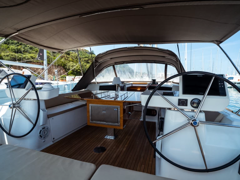 Wynajmij Dufour Dufour 520 Grand Large w Olbia