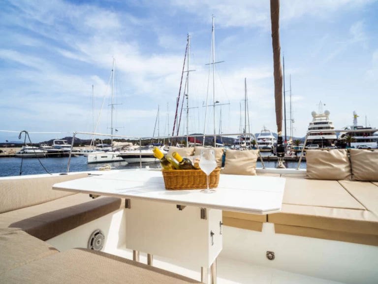 Katamaran do wynajmu w Olbia w najlepszej cenie