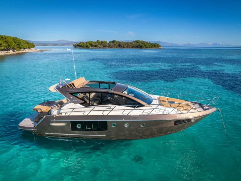 Cranchi Cranchi M44 HT między profesjonalistami a osobami prywatnymi w Kastel Gomilica