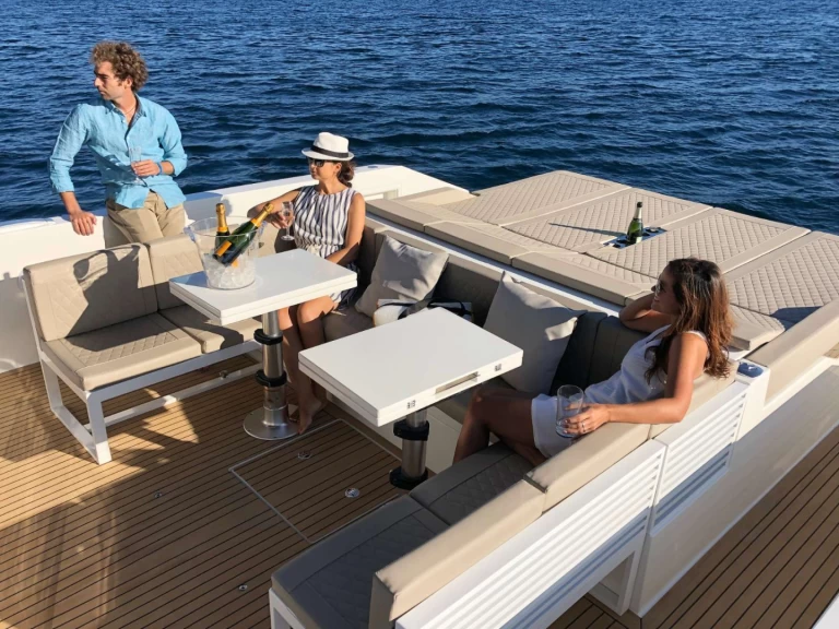 Luksusowy jacht do wynajmu w Alimos w najlepszej cenie