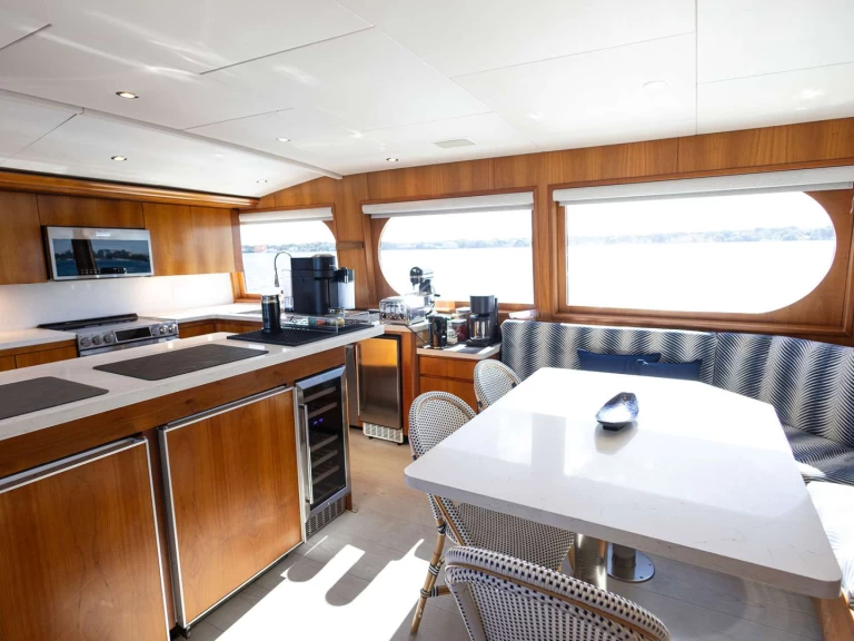 Wynajem Luksusowy jacht Broward z patentem 