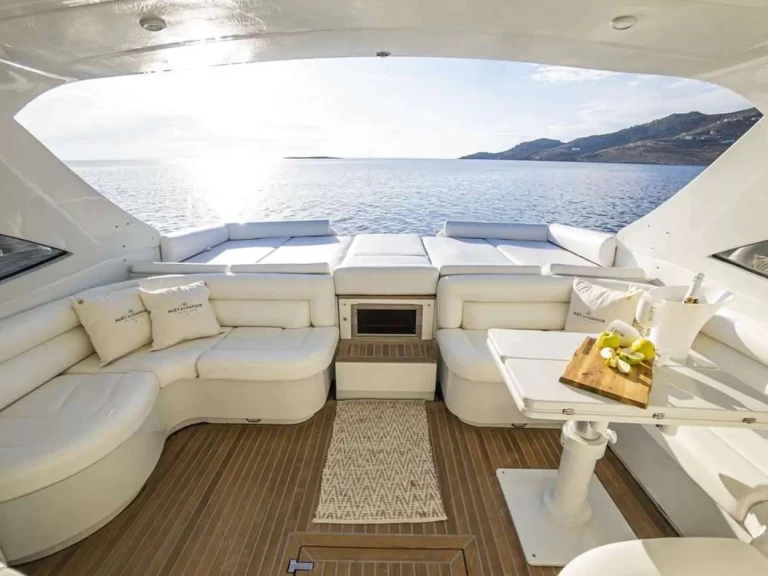 Luksusowy jacht do wynajmu w Alimos w najlepszej cenie