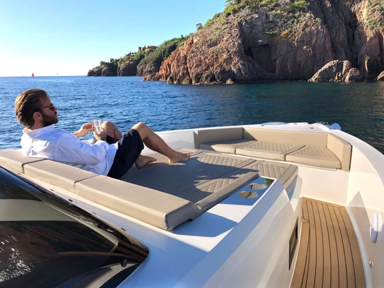 De Antonio MONTE OLYMPO między profesjonalistami a osobami prywatnymi w Alimos