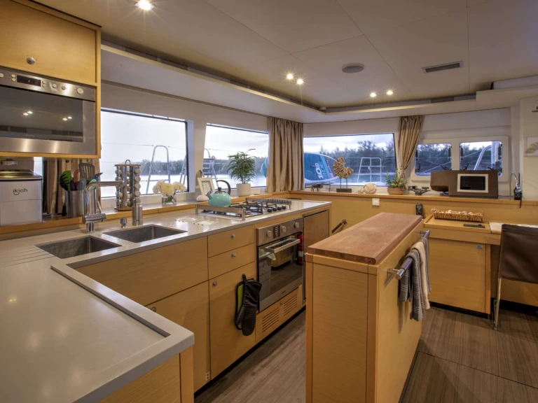 Wynajem łodzi Nassau tanio WHISPERS II