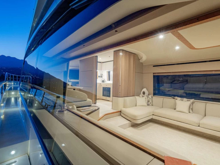 Azimut SBK między profesjonalistami a osobami prywatnymi w Riposto