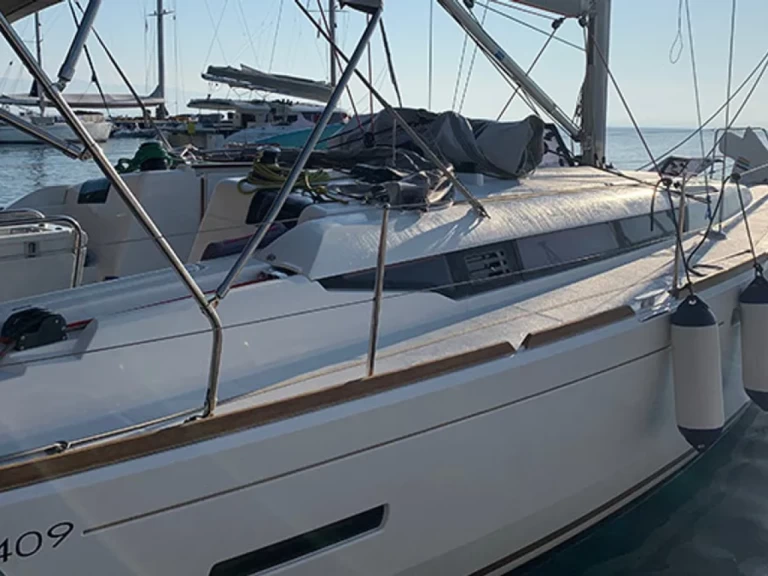 Wynajem Żaglowiec Jeanneau z patentem 