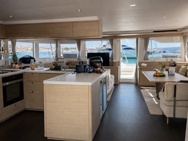 Wynajem łodzi Kaštela tanio Lagoon 60