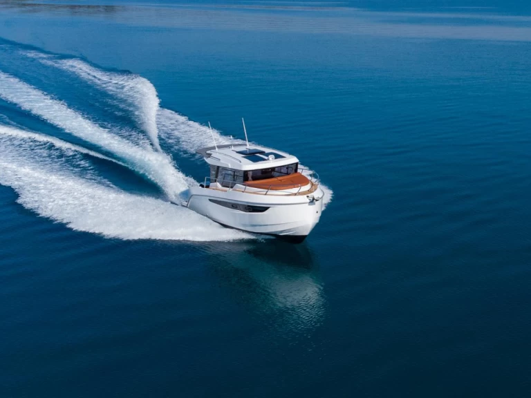 Kavi Yacht Kavi 9 między profesjonalistami a osobami prywatnymi w Pula