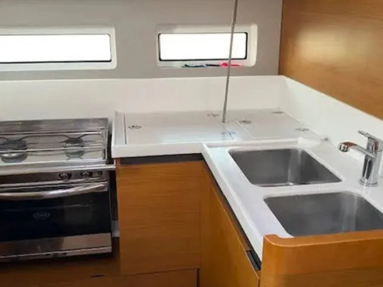 Wynajem Żaglowiec Jeanneau z patentem 