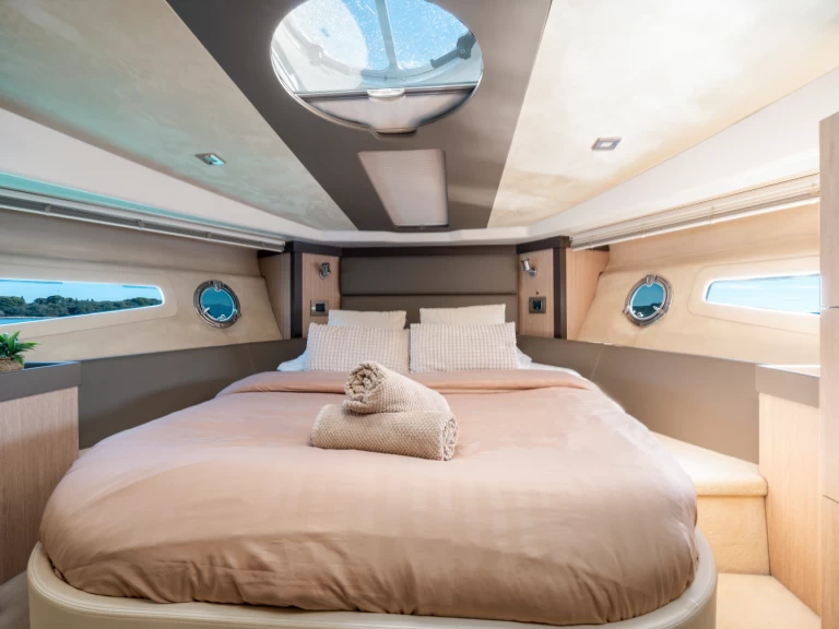 Wynajem łodzi Kastel Gomilica tanio Cranchi M44 HT