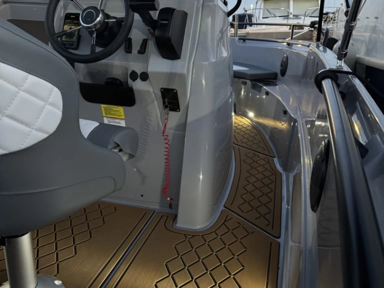 Motorówka do wynajmu w Sant Antoni de Portmany w najlepszej cenie