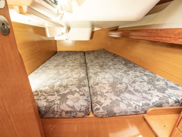 Jeanneau Sun Odyssey 36i między profesjonalistami a osobami prywatnymi w Nikiána