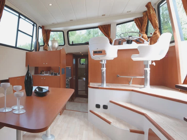 Le Boat Minuetto między profesjonalistami a osobami prywatnymi w Precenicco