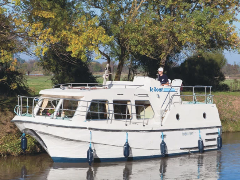 Le Boat Sheba między profesjonalistami a osobami prywatnymi w Nieuwpoort